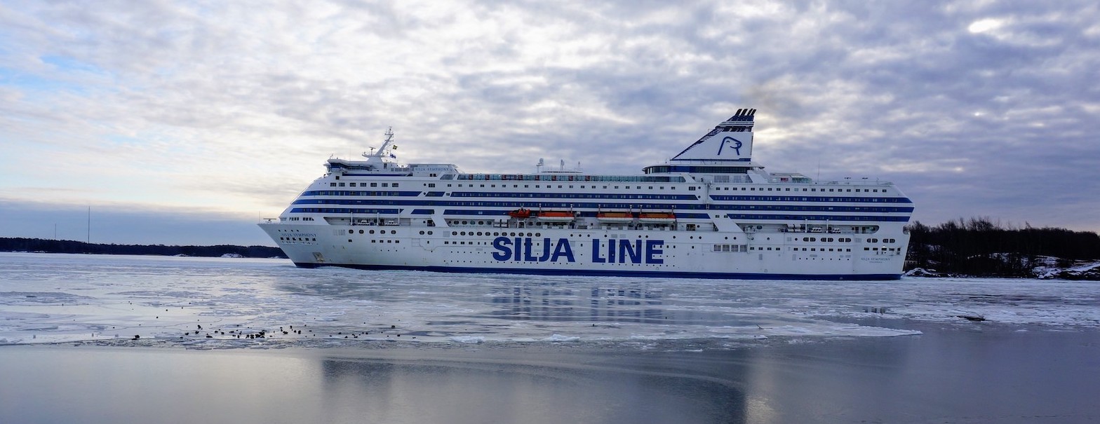 Silja Symphony-færge trækker ind i Helsinki, en af de største færger, der sejler mellem Helsinki og Stockholm